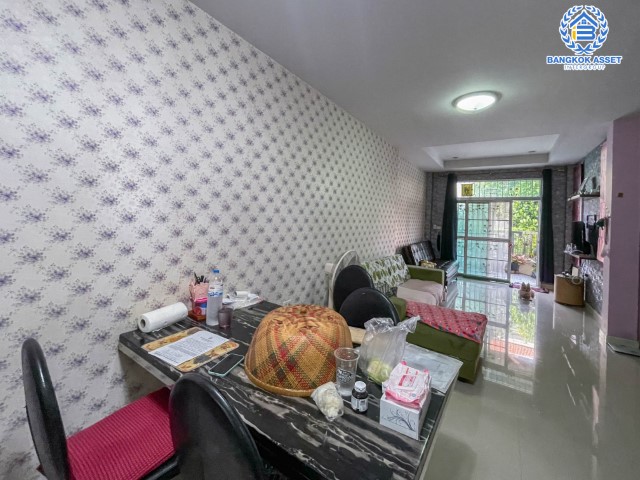 *****ทาวน์เฮ้าส์มือสองย่านนนทบุรี ม.นนท์ณิชา บางใหญ่ บนเนื้อที่มาถึง 21 ตร.ว. ฟังก์ชัน 3 ห้องนอน 2 ห้องน้ำ 1 ที่จอดรถ แถมฟรี! 2 เครื่องปรับอากาศ สภาพดี พร้อมอยู่ เชื่อมต่อถ.กาญจนาภิเษก เดินทางสะดวก ใกล้รถไฟฟ้าสายสีม่วง "สถานีตลาดบางใหญ่" และทางด่วน "ศรีรัช" ราคาสุดคุ้ม!